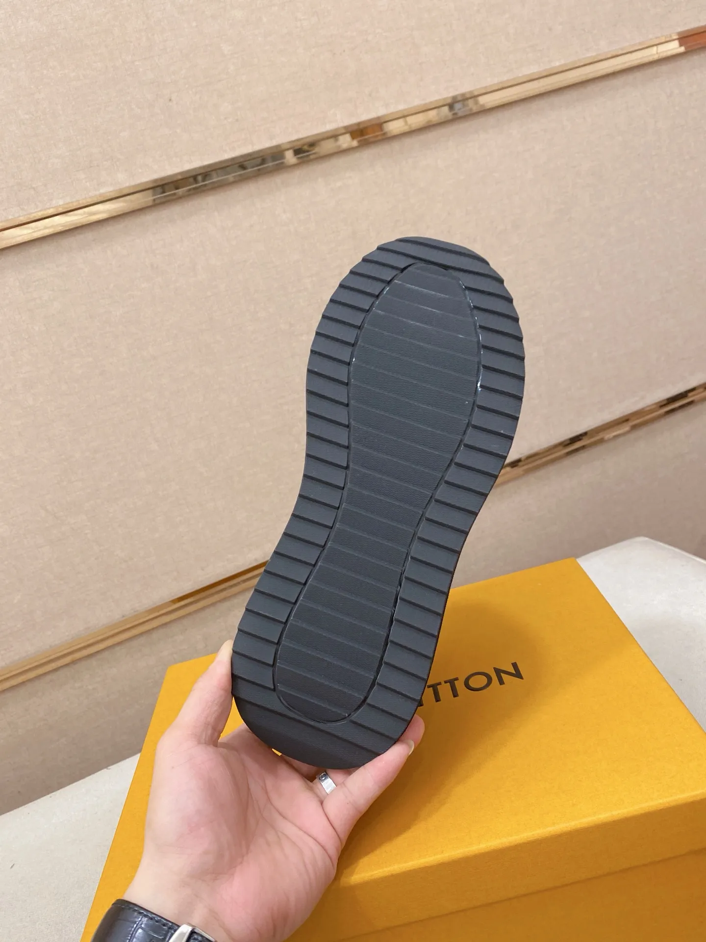 Factory price: 462💰🎉🎉LV~Louis Vuitton trendy men's shoes, new shipments, latest matching, the same style as the official website, super high quality, hot sales of the season [strong][strong][strong]Selected first-layer cowhide, comfortable cowhide lining, original last, comfortable on the feet, wear-resistant rubber outsole, size: 38-44.